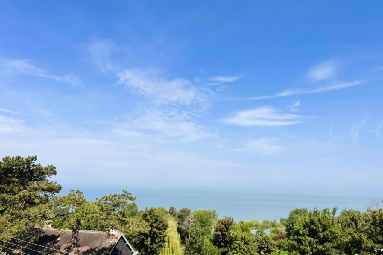 Aux Flots Bleus Avec Balcon Et Vue Sur Mer Trouville-sur-Mer Exterior photo